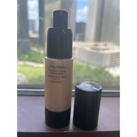 Shiseido Radiant Lifting Foundation - Picture 2 of 2